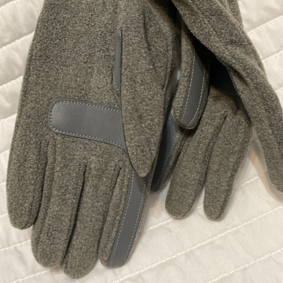 Isotoner gray women’s gloves NWT one size - Picture 3 of 5